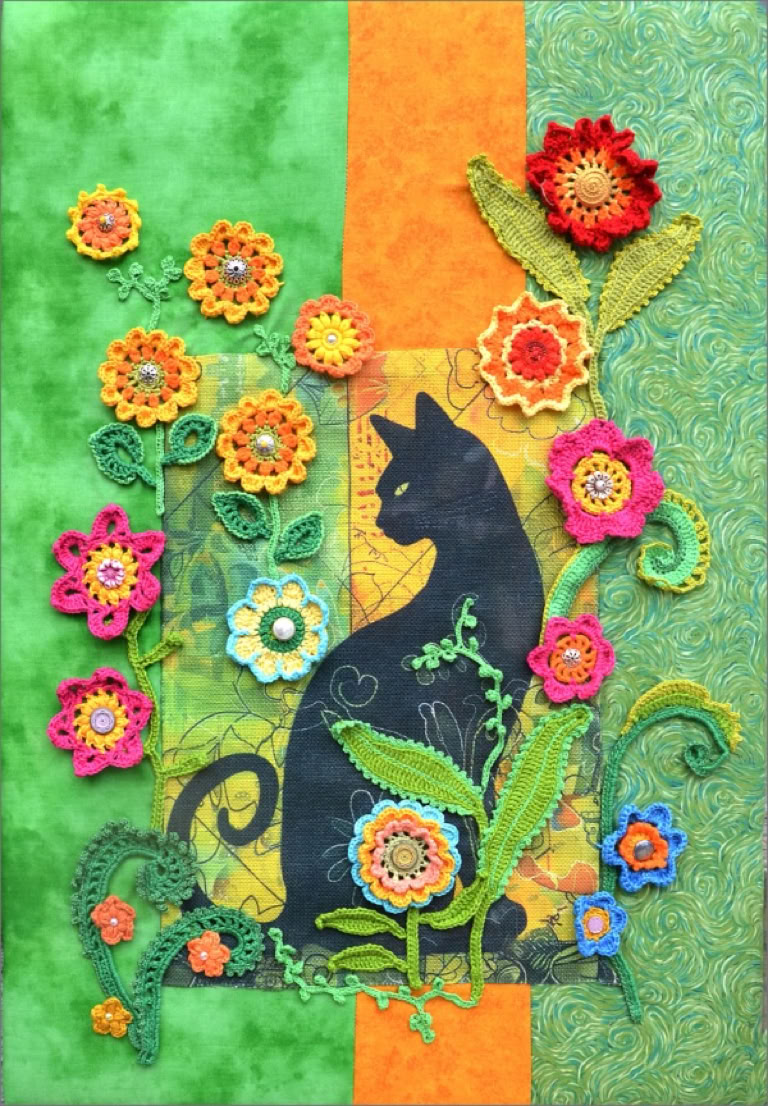 Bild Katze im Garten mit Häkelblumen gestaltet mit Häkelblumen